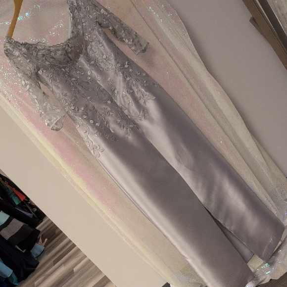 Elegant Silver Lace Long Sleeve Dress - Picture 9 of 11